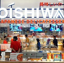 Berburu Makanan Lezat, Masyarakat Kunjungi Oishiwa di Transmart