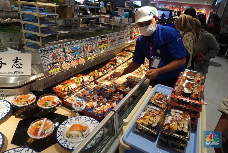 Chairman CT Corp Chairul Tanjung hadir dalam grand opening Oishiwa Japanese Delicatssen di Transmart Kota Kasablanka, Jakarta, Jumat, (8/11/2024). Chairman CT Corp Chairul Tanjung hadir dalam grand opening Oishiwa Japanese Delicatssen di Transmart Kota Kasablanka, Jakarta, Jumat, (8/11/2024). (CNBC Indonesia/Muhammad Sabki)