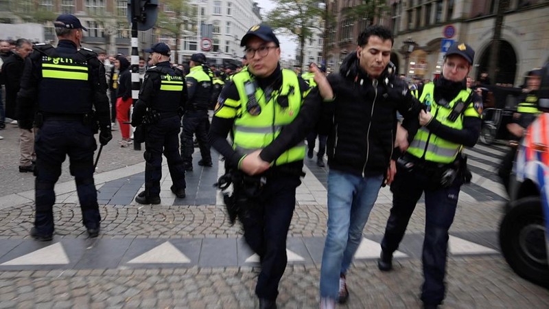 Pendukung Maccabi Tel Aviv asal Israel berdemonstrasi dan menyalakan suar di Amsterdam, Belanda, 7 November 2024, dalam tangkapan layar yang diperoleh dari video media sosial. (Michel Van Bergen/via REUTERS)