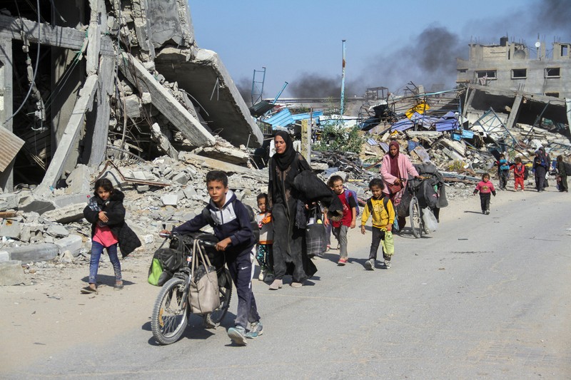 Tentara Israel mengingatkan penduduk di Jalur Gaza bagian utara segera mengevakuasi diri pada Kamis (7/11). (REUTERS/Mahmoud Issa)