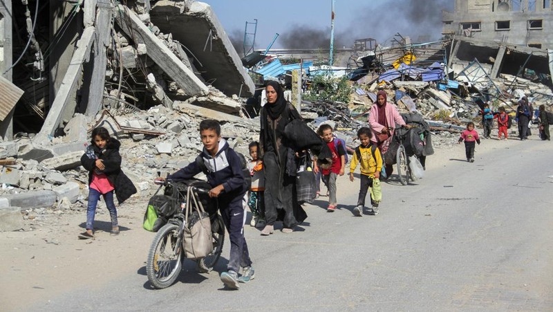 Tentara Israel mengingatkan penduduk di Jalur Gaza bagian utara segera mengevakuasi diri pada Kamis (7/11). (REUTERS/Mahmoud Issa)