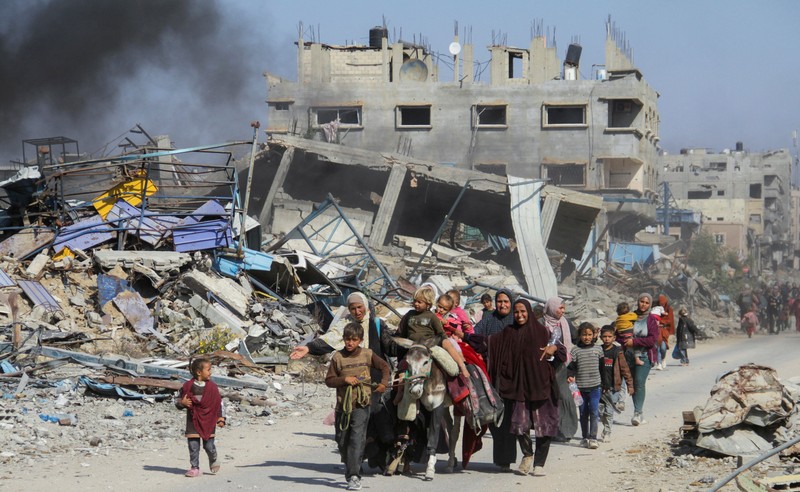 Warga Israel melihat Gaza utara dari sudut pandang dekat perbatasan, di tengah konflik yang sedang berlangsung di Gaza antara Israel dan Hamas, seperti yang terlihat dari Israel, 9 November 2024. Warga Israel melihat Gaza utara dari sudut pandang dekat perbatasan, di tengah konflik yang sedang berlangsung di Gaza antara Israel dan Hamas, seperti yang terlihat dari Israel, 9 November 2024. (REUTERS/Amir Cohen)