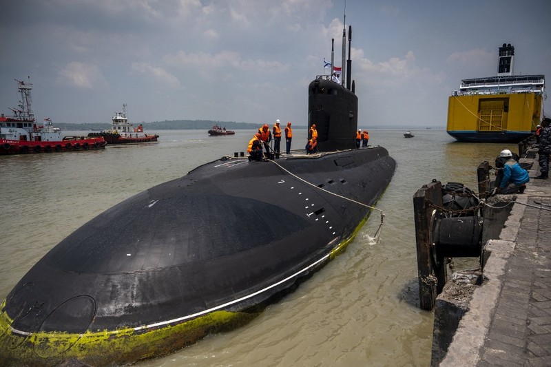 Kapal selam milik Angkatan Laut Rusia berlabuh di Dermaga Jamrud Utara, Pelabuhan Tanjung Perak, Surabaya, Jawa Timur, Kamis 7 November 2024. (Photo by JUNI KRISWANTO / AFP) Kapal selam milik Angkatan Laut Rusia berlabuh di Dermaga Jamrud Utara, Pelabuhan Tanjung Perak, Surabaya, Jawa Timur, Kamis 7 November 2024. (Photo by JUNI KRISWANTO / AFP)