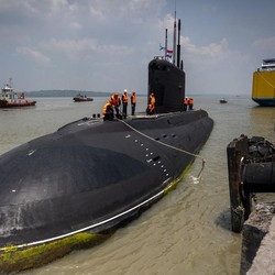 Kapal Selam Rusia Bersandar di Pelabuhan Tanjung Perak Surabaya