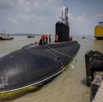 Kapal Selam Rusia Bersandar di Pelabuhan Tanjung Perak Surabaya