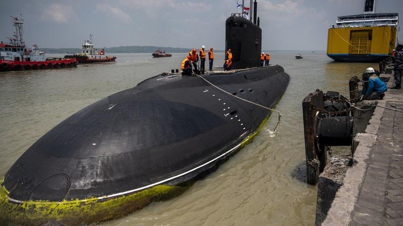 Kapal selam milik Angkatan Laut Rusia berlabuh di Dermaga Jamrud Utara, Pelabuhan Tanjung Perak, Surabaya, Jawa Timur, Kamis 7 November 2024. (Photo by JUNI KRISWANTO / AFP)