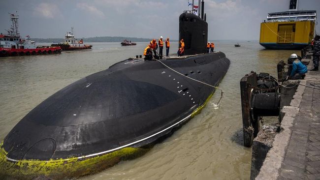 Kapal Selam Rusia Bersandar di Pelabuhan Tanjung Perak Surabaya