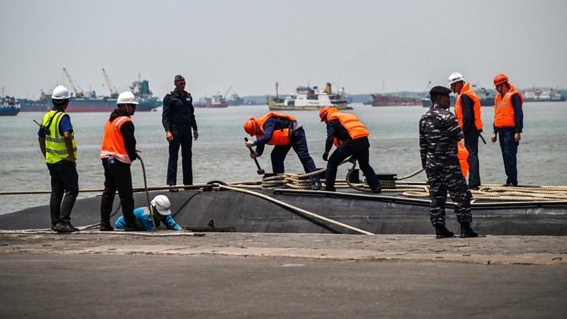 Kapal selam milik Angkatan Laut Rusia berlabuh di Dermaga Jamrud Utara, Pelabuhan Tanjung Perak, Surabaya, Jawa Timur, Kamis 7 November 2024. (Photo by JUNI KRISWANTO / AFP)