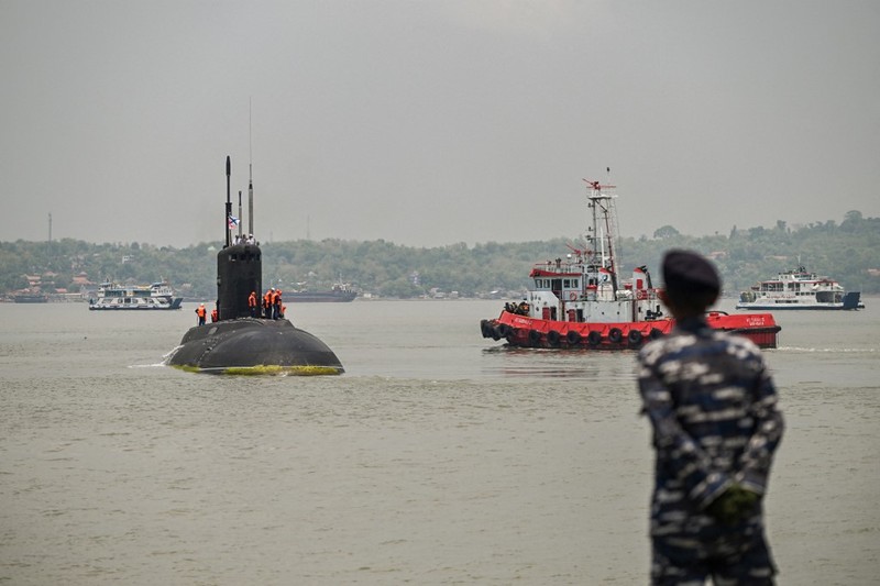 Kapal selam milik Angkatan Laut Rusia berlabuh di Dermaga Jamrud Utara, Pelabuhan Tanjung Perak, Surabaya, Jawa Timur, Kamis 7 November 2024. (Photo by JUNI KRISWANTO / AFP) Kapal selam milik Angkatan Laut Rusia berlabuh di Dermaga Jamrud Utara, Pelabuhan Tanjung Perak, Surabaya, Jawa Timur, Kamis 7 November 2024. (Photo by JUNI KRISWANTO / AFP)