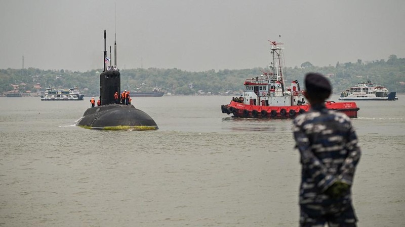 Kapal selam milik Angkatan Laut Rusia berlabuh di Dermaga Jamrud Utara, Pelabuhan Tanjung Perak, Surabaya, Jawa Timur, Kamis 7 November 2024. (Photo by JUNI KRISWANTO / AFP)