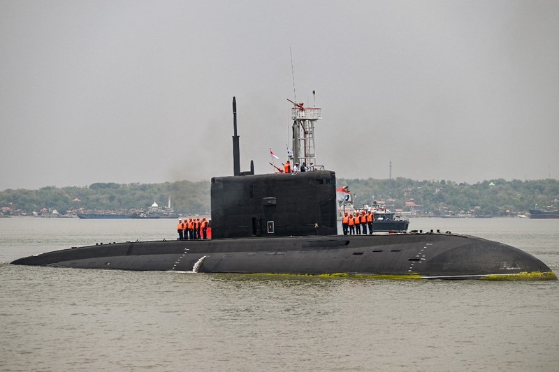Kapal selam milik Angkatan Laut Rusia berlabuh di Dermaga Jamrud Utara, Pelabuhan Tanjung Perak, Surabaya, Jawa Timur, Kamis 7 November 2024. (Photo by JUNI KRISWANTO / AFP) Kapal selam milik Angkatan Laut Rusia berlabuh di Dermaga Jamrud Utara, Pelabuhan Tanjung Perak, Surabaya, Jawa Timur, Kamis 7 November 2024. (Photo by JUNI KRISWANTO / AFP)