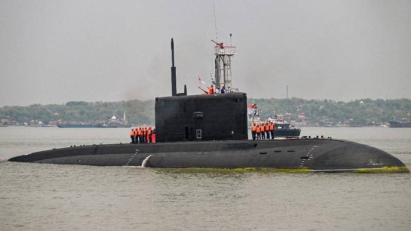 Kapal selam milik Angkatan Laut Rusia berlabuh di Dermaga Jamrud Utara, Pelabuhan Tanjung Perak, Surabaya, Jawa Timur, Kamis 7 November 2024. (Photo by JUNI KRISWANTO / AFP)