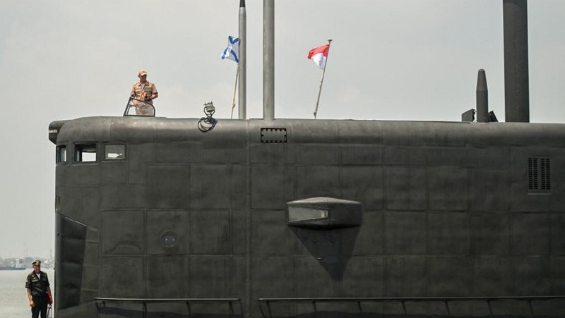 Kapal selam milik Angkatan Laut Rusia berlabuh di Dermaga Jamrud Utara, Pelabuhan Tanjung Perak, Surabaya, Jawa Timur, Kamis 7 November 2024. (Photo by JUNI KRISWANTO / AFP)