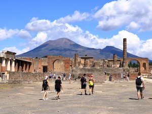 Jorok Banget! Penduduk Pompeii Mandi dan BAB di Kolam Pemandian Umum