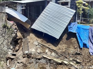 Plengsengan Rumah di Kota Malang Ambrol gegara Hujan Deras