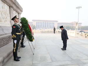 Prabowo Kunjungi Monumen Pahlawan Rakyat di Beijing, Letakkan Karangan Bunga