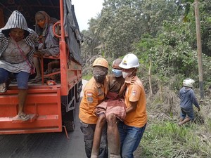 Momen Dramatis Evakuasi Warga Korban Erupsi Lewotobi Laki-laki
