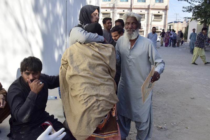 Sebuah ledakan dahsyat mengguncang sebuah stasiun kereta api di Provinsi Balochistan, Pakistan. Sedikitnya 17 orang tewas dan puluhan orang lainnya mengalami luka-luka akibat ledakan tersebut. (AP Photo/Arshad Butt) Sebuah ledakan dahsyat mengguncang sebuah stasiun kereta api di Provinsi Balochistan, Pakistan. Sedikitnya 17 orang tewas dan puluhan orang lainnya mengalami luka-luka akibat ledakan tersebut. (AP Photo/Arshad Butt)