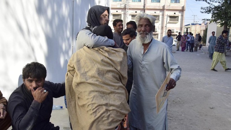 Sebuah ledakan dahsyat mengguncang sebuah stasiun kereta api di Provinsi Balochistan, Pakistan. Sedikitnya 17 orang tewas dan puluhan orang lainnya mengalami luka-luka akibat ledakan tersebut. (AP Photo/Arshad Butt)