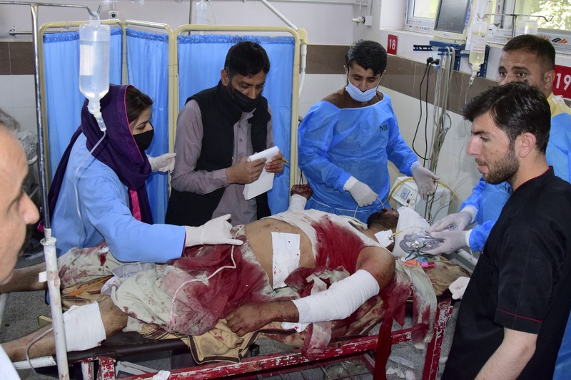 Sebuah ledakan dahsyat mengguncang sebuah stasiun kereta api di Provinsi Balochistan, Pakistan. Sedikitnya 17 orang tewas dan puluhan orang lainnya mengalami luka-luka akibat ledakan tersebut. (AP Photo/Arshad Butt) Sebuah ledakan dahsyat mengguncang sebuah stasiun kereta api di Provinsi Balochistan, Pakistan. Sedikitnya 17 orang tewas dan puluhan orang lainnya mengalami luka-luka akibat ledakan tersebut. (AP Photo/Arshad Butt)