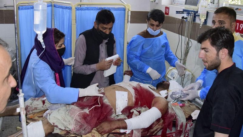 Sebuah ledakan dahsyat mengguncang sebuah stasiun kereta api di Provinsi Balochistan, Pakistan. Sedikitnya 17 orang tewas dan puluhan orang lainnya mengalami luka-luka akibat ledakan tersebut. (AP Photo/Arshad Butt)