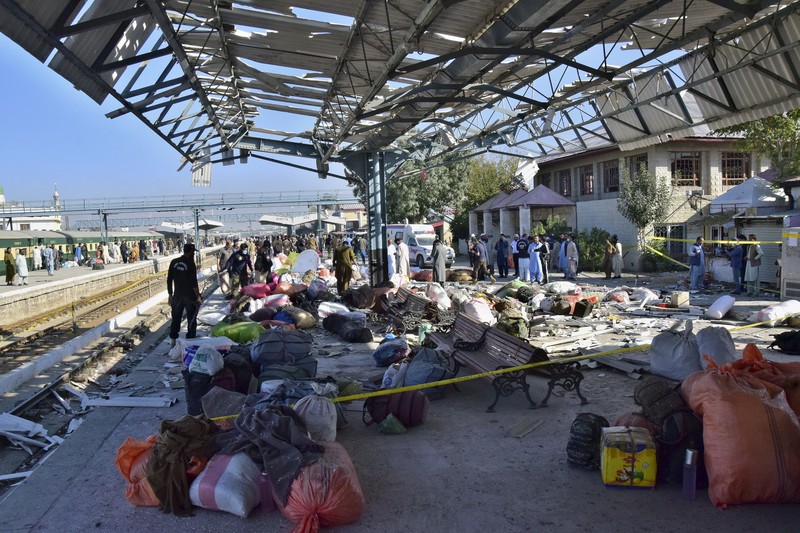 Sebuah ledakan dahsyat mengguncang sebuah stasiun kereta api di Provinsi Balochistan, Pakistan. Sedikitnya 17 orang tewas dan puluhan orang lainnya mengalami luka-luka akibat ledakan tersebut. (AP Photo/Arshad Butt) Sebuah ledakan dahsyat mengguncang sebuah stasiun kereta api di Provinsi Balochistan, Pakistan. Sedikitnya 17 orang tewas dan puluhan orang lainnya mengalami luka-luka akibat ledakan tersebut. (AP Photo/Arshad Butt)