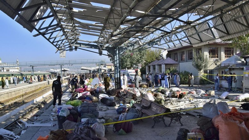 Sebuah ledakan dahsyat mengguncang sebuah stasiun kereta api di Provinsi Balochistan, Pakistan. Sedikitnya 17 orang tewas dan puluhan orang lainnya mengalami luka-luka akibat ledakan tersebut. (AP Photo/Arshad Butt)