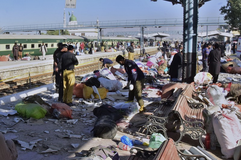 Sebuah ledakan dahsyat mengguncang sebuah stasiun kereta api di Provinsi Balochistan, Pakistan. Sedikitnya 17 orang tewas dan puluhan orang lainnya mengalami luka-luka akibat ledakan tersebut. (AP Photo/Arshad Butt) Sebuah ledakan dahsyat mengguncang sebuah stasiun kereta api di Provinsi Balochistan, Pakistan. Sedikitnya 17 orang tewas dan puluhan orang lainnya mengalami luka-luka akibat ledakan tersebut. (AP Photo/Arshad Butt)