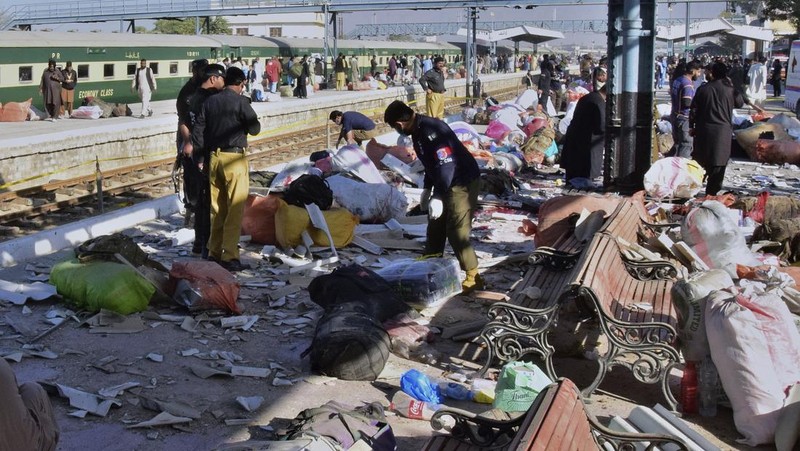 Sebuah ledakan dahsyat mengguncang sebuah stasiun kereta api di Provinsi Balochistan, Pakistan. Sedikitnya 17 orang tewas dan puluhan orang lainnya mengalami luka-luka akibat ledakan tersebut. (AP Photo/Arshad Butt)