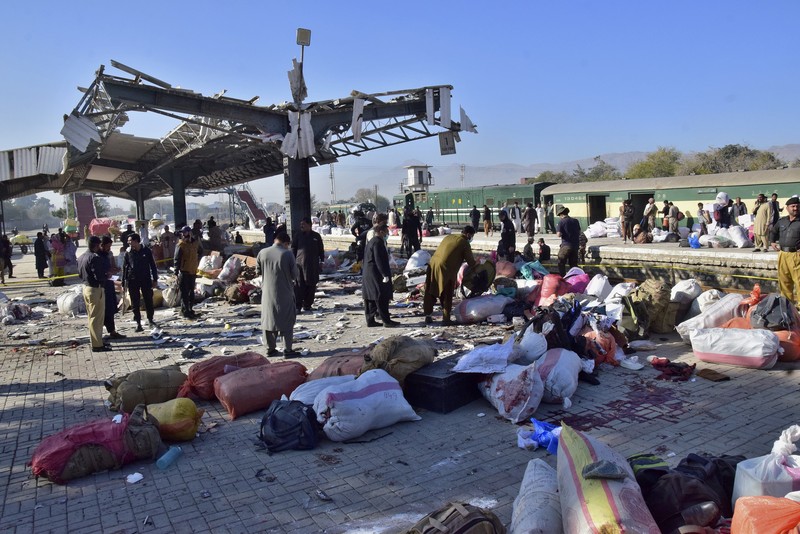 Sebuah ledakan dahsyat mengguncang sebuah stasiun kereta api di Provinsi Balochistan, Pakistan. Sedikitnya 17 orang tewas dan puluhan orang lainnya mengalami luka-luka akibat ledakan tersebut. (AP Photo/Arshad Butt)