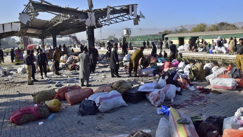 Sebuah ledakan dahsyat mengguncang sebuah stasiun kereta api di Provinsi Balochistan, Pakistan. Sedikitnya 17 orang tewas dan puluhan orang lainnya mengalami luka-luka akibat ledakan tersebut. (AP Photo/Arshad Butt)