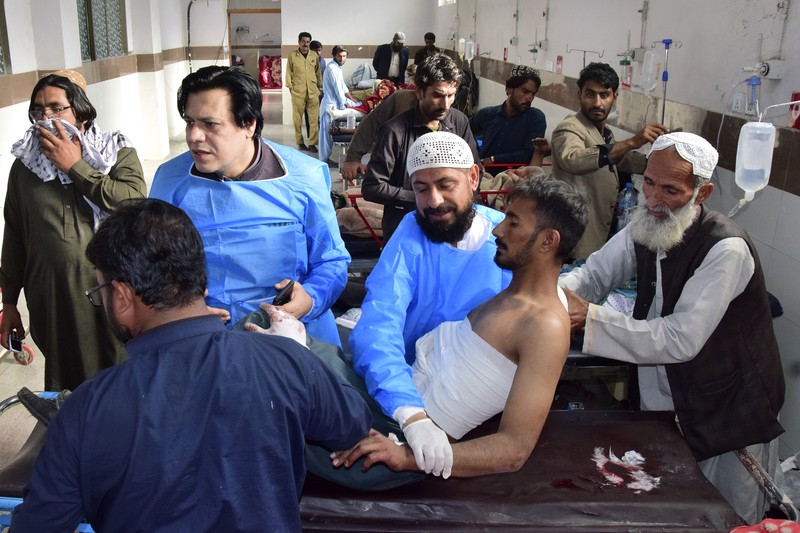 Sebuah ledakan dahsyat mengguncang sebuah stasiun kereta api di Provinsi Balochistan, Pakistan. Sedikitnya 17 orang tewas dan puluhan orang lainnya mengalami luka-luka akibat ledakan tersebut. (AP Photo/Arshad Butt)