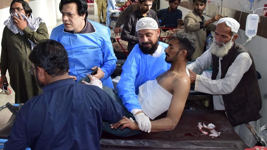 Sebuah ledakan dahsyat mengguncang sebuah stasiun kereta api di Provinsi Balochistan, Pakistan. Sedikitnya 17 orang tewas dan puluhan orang lainnya mengalami luka-luka akibat ledakan tersebut. (AP Photo/Arshad Butt)