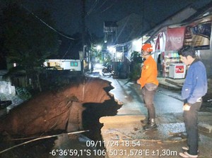 Tanah Longsor di Sukaraja Bogor, Jalan Penghubung 2 Desa Ditutup