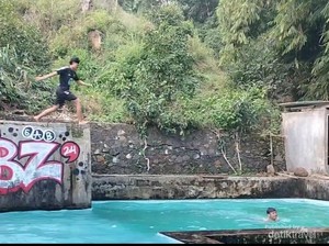 Kolam Renang dengan Sumber Air Pegunungan di Bandung