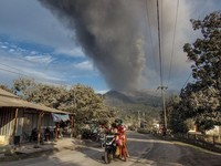 Gunung Lewotobi Laki-Laki Kembali Erupsi, Status Naik ke Level Awas!