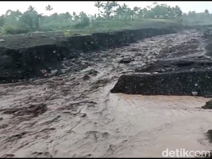 Gunung Semeru Luncurkan Awan Panas Disusul Banjir Lahar Dingin