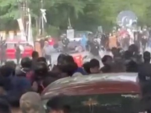 Awal Mula Kericuhan di Luar Arena Debat Pilgub Sulsel-Pendukung Saling Lempar