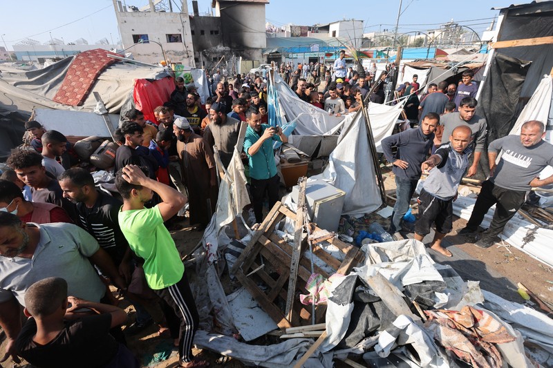 Warga Israel melihat Gaza utara dari sudut pandang dekat perbatasan, di tengah konflik yang sedang berlangsung di Gaza antara Israel dan Hamas, seperti yang terlihat dari Israel, 9 November 2024. (REUTERS/Amir Cohen)
