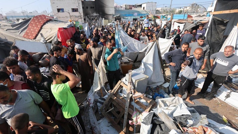 Warga Israel melihat Gaza utara dari sudut pandang dekat perbatasan, di tengah konflik yang sedang berlangsung di Gaza antara Israel dan Hamas, seperti yang terlihat dari Israel, 9 November 2024. (REUTERS/Amir Cohen)