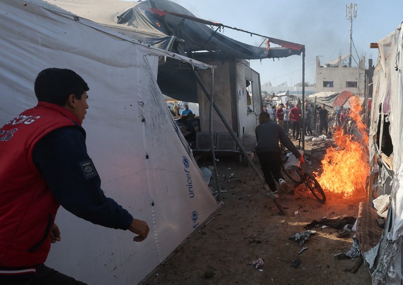 Pasukan Israel melakukan serangan bom di tenda yang menampung orang-orang terlantar, di Rumah Sakit Syuhada Al-Aqsa di Deir Al-Balah, di Jalur Gaza bagian tengah, 9 November 2024. (REUTERS/Ramadan Abed) Pasukan Israel melakukan serangan bom di tenda yang menampung orang-orang terlantar, di Rumah Sakit Syuhada Al-Aqsa di Deir Al-Balah, di Jalur Gaza bagian tengah, 9 November 2024. (REUTERS/Ramadan Abed)
