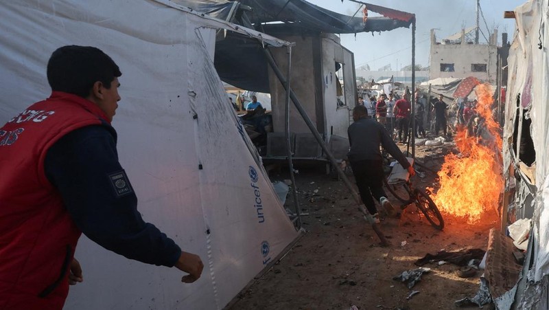 Pasukan Israel melakukan serangan bom di tenda yang menampung orang-orang terlantar, di Rumah Sakit Syuhada Al-Aqsa di Deir Al-Balah, di Jalur Gaza bagian tengah, 9 November 2024. (REUTERS/Ramadan Abed)