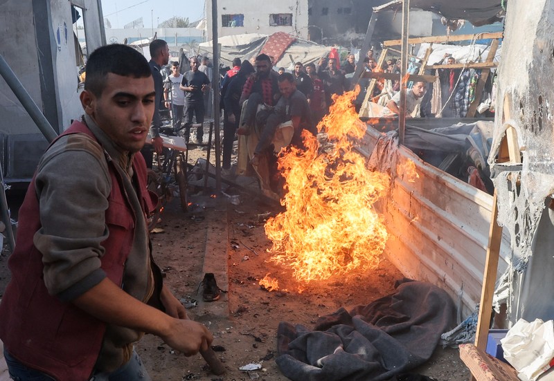 Pasukan Israel melakukan serangan bom di tenda yang menampung orang-orang terlantar, di Rumah Sakit Syuhada Al-Aqsa di Deir Al-Balah, di Jalur Gaza bagian tengah, 9 November 2024. (REUTERS/Ramadan Abed) Pasukan Israel melakukan serangan bom di tenda yang menampung orang-orang terlantar, di Rumah Sakit Syuhada Al-Aqsa di Deir Al-Balah, di Jalur Gaza bagian tengah, 9 November 2024. (REUTERS/Ramadan Abed)