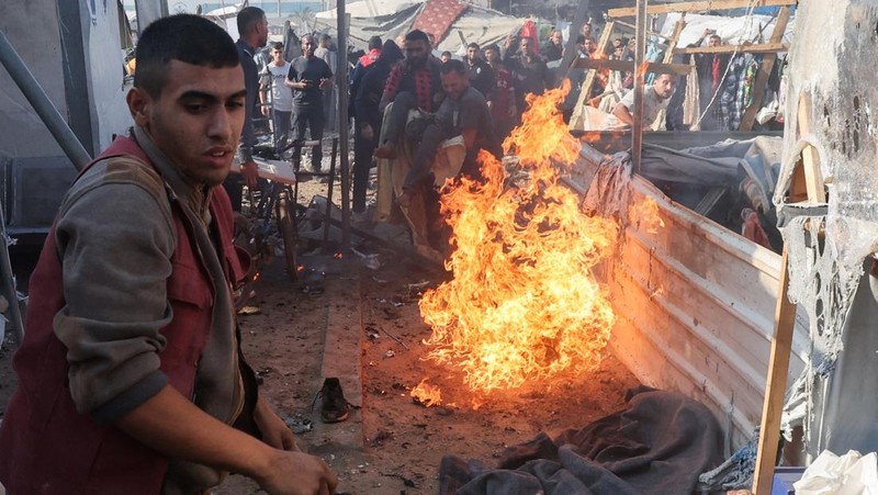 Pasukan Israel melakukan serangan bom di tenda yang menampung orang-orang terlantar, di Rumah Sakit Syuhada Al-Aqsa di Deir Al-Balah, di Jalur Gaza bagian tengah, 9 November 2024. (REUTERS/Ramadan Abed)