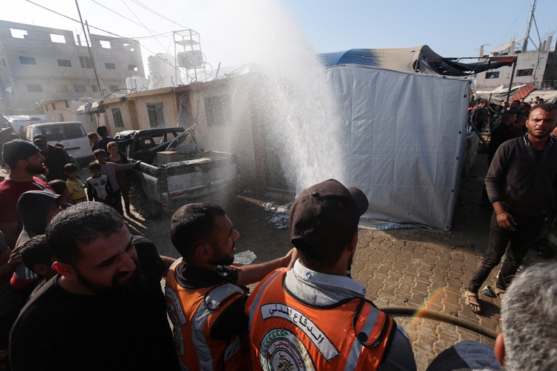 Pasukan Israel melakukan serangan bom di tenda yang menampung orang-orang terlantar, di Rumah Sakit Syuhada Al-Aqsa di Deir Al-Balah, di Jalur Gaza bagian tengah, 9 November 2024. (REUTERS/Ramadan Abed) Pasukan Israel melakukan serangan bom di tenda yang menampung orang-orang terlantar, di Rumah Sakit Syuhada Al-Aqsa di Deir Al-Balah, di Jalur Gaza bagian tengah, 9 November 2024. (REUTERS/Ramadan Abed)