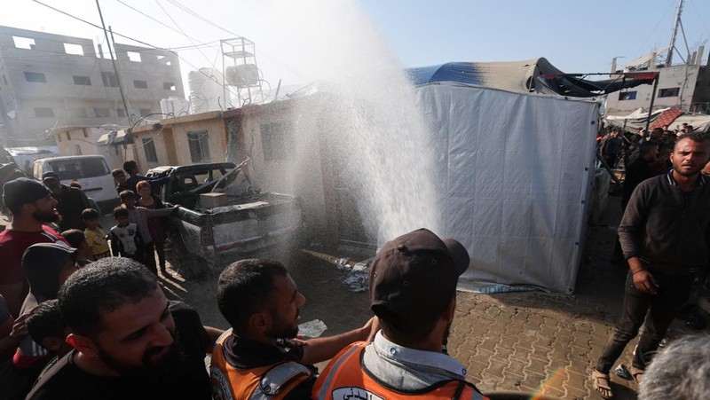 Pasukan Israel melakukan serangan bom di tenda yang menampung orang-orang terlantar, di Rumah Sakit Syuhada Al-Aqsa di Deir Al-Balah, di Jalur Gaza bagian tengah, 9 November 2024. (REUTERS/Ramadan Abed)