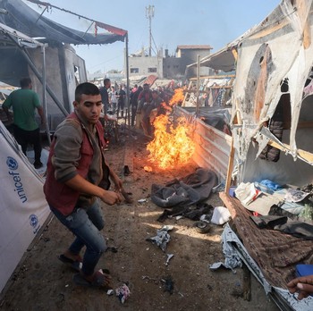 Penampakan Brutal Israel Bom Tenda-Tenda di RS Syuhada Al-Aqsa Gaza