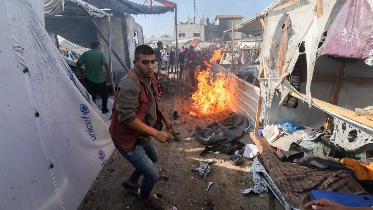 Di Balik Runtuhan: Serangan Mematikan Israel Menghancurkan Tenda RS Syuhada Al-Aqsa di Gaza