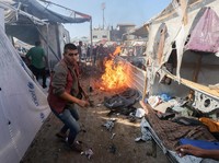 Penampakan Brutal Israel Bom Tenda-Tenda di RS Syuhada Al-Aqsa Gaza