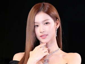 Gaya Mewah Sana TWICE Pakai Kalung Berlian 205 Karat Seharga Rp 717 M